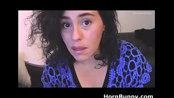 Съемка вебкамерой молодой дамы, которая сосет толстый пенис сожителя